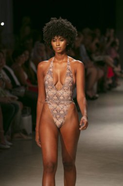 15 Temmuz 2018'de Miami Beach'teki Faena Forum'da düzenlenen Art Hearts Fashion Swim 2018'de mayo tasarımcısı Alaia Eve için podyumda yürüyen bir model