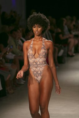 15 Temmuz 2018'de Miami Beach'teki Faena Forum'da düzenlenen Art Hearts Fashion Swim 2018'de mayo tasarımcısı Alaia Eve için podyumda yürüyen bir model