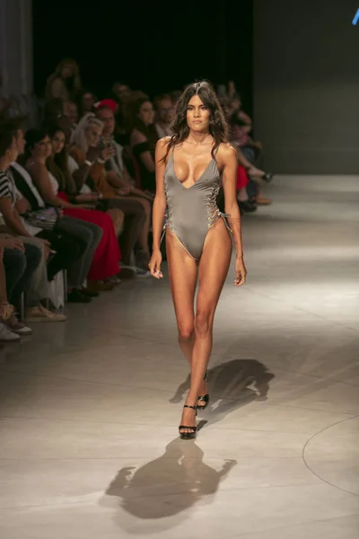 Una Modelo Camina Por Pasarela Colección Alaia Eve Swim Summer — Foto de Stock