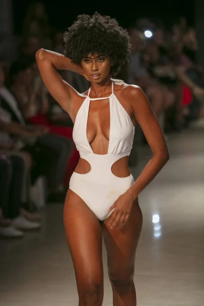 Una Modelo Camina Por Pasarela Colección Alaia Eve Swim Summer — Foto de Stock