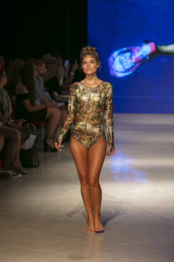 Bir model Pikai Swim yaz koleksiyonu için pist yürür sanat kalpleri moda Swim sırasında 2018 moda gösterisi Eylül 'de Faena Forumu Miami Beach 2019 15 Temmuz, 2018