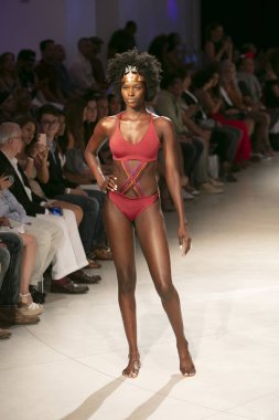 Bir model Pikai Swim yaz koleksiyonu için pist yürür sanat kalpleri moda Swim sırasında 2018 moda gösterisi Eylül 'de Faena Forumu Miami Beach 2019 15 Temmuz, 2018