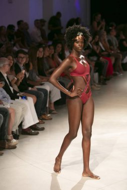 Bir model Pikai Swim yaz koleksiyonu için pist yürür sanat kalpleri moda Swim sırasında 2018 moda gösterisi Eylül 'de Faena Forumu Miami Beach 2019 15 Temmuz, 2018
