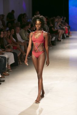 Bir model Pikai Swim yaz koleksiyonu için pist yürür sanat kalpleri moda Swim sırasında 2018 moda gösterisi Eylül 'de Faena Forumu Miami Beach 2019 15 Temmuz, 2018