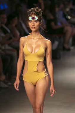 Bir model Pikai Swim yaz koleksiyonu için pist yürür sanat kalpleri moda Swim sırasında 2018 moda gösterisi Eylül 'de Faena Forumu Miami Beach 2019 15 Temmuz, 2018