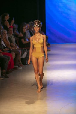 Bir model Pikai Swim yaz koleksiyonu için pist yürür sanat kalpleri moda Swim sırasında 2018 moda gösterisi Eylül 'de Faena Forumu Miami Beach 2019 15 Temmuz, 2018