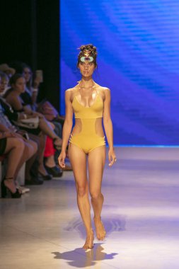 Bir model Pikai Swim yaz koleksiyonu için pist yürür sanat kalpleri moda Swim sırasında 2018 moda gösterisi Eylül 'de Faena Forumu Miami Beach 2019 15 Temmuz, 2018