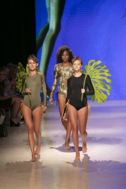 Bir model Pikai Swim yaz koleksiyonu için pist yürür sanat kalpleri moda Swim sırasında 2018 moda gösterisi Eylül 'de Faena Forumu Miami Beach 2019 15 Temmuz, 2018