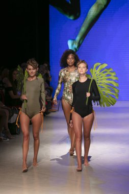 Bir model Pikai Swim yaz koleksiyonu için pist yürür sanat kalpleri moda Swim sırasında 2018 moda gösterisi Eylül 'de Faena Forumu Miami Beach 2019 15 Temmuz, 2018