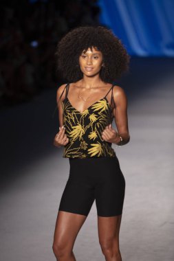 11 Temmuz 2019'da Miami Beach'te Düzenlenen Paraiso Swim Haftası 2019'da Natasha Tonic X Summer koleksiyonu 2020 defilesinde bir manken podyumda yürüyor.