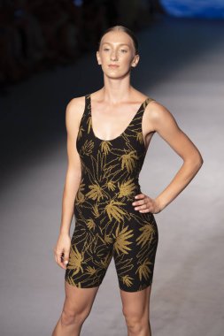 11 Temmuz 2019'da Miami Beach'te Düzenlenen Paraiso Swim Haftası 2019'da Natasha Tonic X Summer koleksiyonu 2020 defilesinde bir manken podyumda yürüyor.