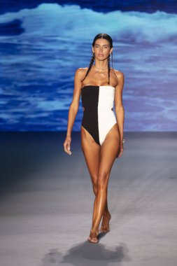 Bir model için podyum yürüyor Natasha Tonic X Summer Collection 2020 saat boyunca moda gösterisi Paraiso Swim hafta 2019 Miami Beach Paraiso pist çadır tarihinde 11 Temmuz 'da, 2019