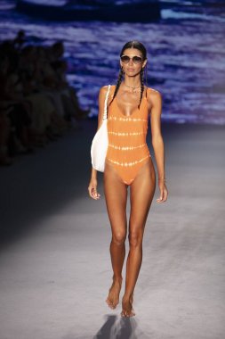 Bir model için podyum yürüyor Natasha Tonic X Summer Collection 2020 saat boyunca moda gösterisi Paraiso Swim hafta 2019 Miami Beach Paraiso pist çadır tarihinde 11 Temmuz 'da, 2019
