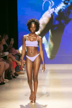 Bir model Pikai Swim yaz koleksiyonu için pist yürür sanat kalpleri moda Swim sırasında 2018 moda gösterisi Eylül 'de Faena Forumu Miami Beach 2019 15 Temmuz, 2018