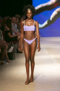 Bir model Pikai Swim yaz koleksiyonu için pist yürür sanat kalpleri moda Swim sırasında 2018 moda gösterisi Eylül 'de Faena Forumu Miami Beach 2019 15 Temmuz, 2018