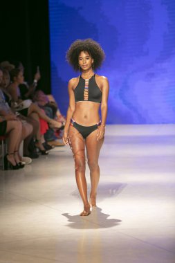 Bir model Pikai Swim yaz koleksiyonu için pist yürür sanat kalpleri moda Swim sırasında 2018 moda gösterisi Eylül 'de Faena Forumu Miami Beach 2019 15 Temmuz, 2018