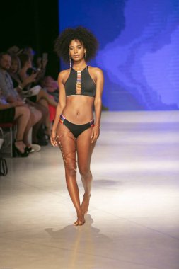 Bir model Pikai Swim yaz koleksiyonu için pist yürür sanat kalpleri moda Swim sırasında 2018 moda gösterisi Eylül 'de Faena Forumu Miami Beach 2019 15 Temmuz, 2018