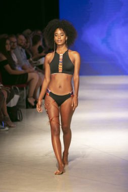 Bir model Pikai Swim yaz koleksiyonu için pist yürür sanat kalpleri moda Swim sırasında 2018 moda gösterisi Eylül 'de Faena Forumu Miami Beach 2019 15 Temmuz, 2018