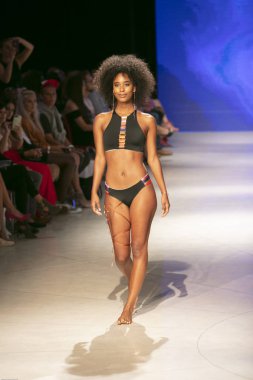 Bir model Pikai Swim yaz koleksiyonu için pist yürür sanat kalpleri moda Swim sırasında 2018 moda gösterisi Eylül 'de Faena Forumu Miami Beach 2019 15 Temmuz, 2018