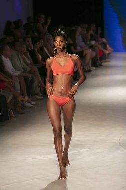 Bir model Pikai Swim yaz koleksiyonu için pist yürür sanat kalpleri moda Swim sırasında 2018 moda gösterisi Eylül 'de Faena Forumu Miami Beach 2019 15 Temmuz, 2018