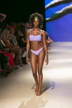 Bir model Pikai Swim yaz koleksiyonu için pist yürür sanat kalpleri moda Swim sırasında 2018 moda gösterisi Eylül 'de Faena Forumu Miami Beach 2019 15 Temmuz, 2018