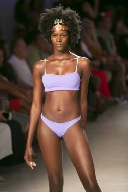 Bir model Pikai Swim yaz koleksiyonu için pist yürür sanat kalpleri moda Swim sırasında 2018 moda gösterisi Eylül 'de Faena Forumu Miami Beach 2019 15 Temmuz, 2018