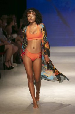 Bir model Pikai Swim yaz koleksiyonu için pist yürür sanat kalpleri moda Swim sırasında 2018 moda gösterisi Eylül 'de Faena Forumu Miami Beach 2019 15 Temmuz, 2018