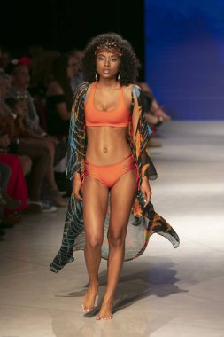 Bir model Pikai Swim yaz koleksiyonu için pist yürür sanat kalpleri moda Swim sırasında 2018 moda gösterisi Eylül 'de Faena Forumu Miami Beach 2019 15 Temmuz, 2018