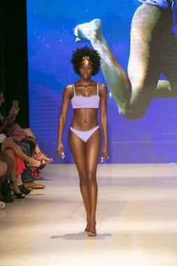 Bir model Pikai Swim yaz koleksiyonu için pist yürür sanat kalpleri moda Swim sırasında 2018 moda gösterisi Eylül 'de Faena Forumu Miami Beach 2019 15 Temmuz, 2018