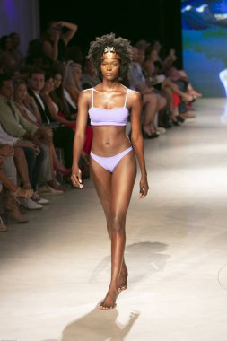 Bir model Pikai Swim yaz koleksiyonu için pist yürür sanat kalpleri moda Swim sırasında 2018 moda gösterisi Eylül 'de Faena Forumu Miami Beach 2019 15 Temmuz, 2018
