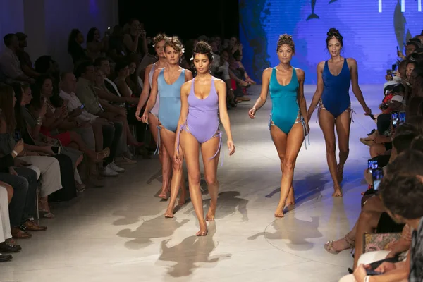Mannequin Parcourt Piste Pour Défilé Mode Collection Pikai Swim Summer — Photo