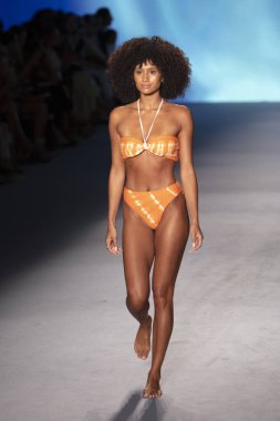 Bir model için podyum yürüyor Natasha Tonic X Summer Collection 2020 saat boyunca moda gösterisi Paraiso Swim hafta 2019 Miami Beach Paraiso pist çadır tarihinde 11 Temmuz 'da, 2019