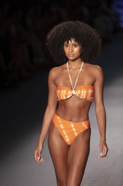 Bir model için podyum yürüyor Natasha Tonic X Summer Collection 2020 saat boyunca moda gösterisi Paraiso Swim hafta 2019 Miami Beach Paraiso pist çadır tarihinde 11 Temmuz 'da, 2019