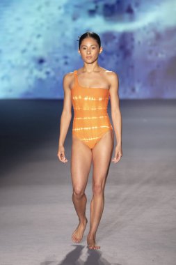 Bir model için podyum yürüyor Natasha Tonic X Summer Collection 2020 saat boyunca moda gösterisi Paraiso Swim hafta 2019 Miami Beach Paraiso pist çadır tarihinde 11 Temmuz 'da, 2019