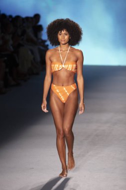 Bir model için podyum yürüyor Natasha Tonic X Summer Collection 2020 saat boyunca moda gösterisi Paraiso Swim hafta 2019 Miami Beach Paraiso pist çadır tarihinde 11 Temmuz 'da, 2019