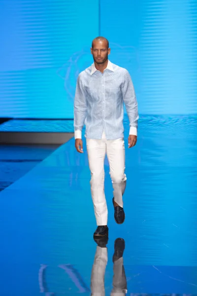 Model Walks Runway Arcadio Diaz Fashion Show Resort 2020 Collection — Stock Photo, Image