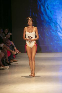 Bir model Pikai Swim yaz koleksiyonu için pist yürür sanat kalpleri moda Swim sırasında 2018 moda gösterisi Eylül 'de Faena Forumu Miami Beach 2019 15 Temmuz, 2018