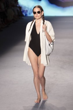 Bir model için podyum yürüyor Natasha Tonic X Summer Collection 2020 saat boyunca moda gösterisi Paraiso Swim hafta 2019 Miami Beach Paraiso pist çadır tarihinde 11 Temmuz 'da, 2019