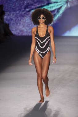 Bir model için podyum yürüyor Natasha Tonic X Summer Collection 2020 saat boyunca moda gösterisi Paraiso Swim hafta 2019 Miami Beach Paraiso pist çadır tarihinde 11 Temmuz 'da, 2019