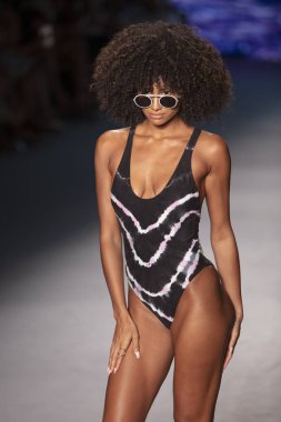 Bir model için podyum yürüyor Natasha Tonic X Summer Collection 2020 saat boyunca moda gösterisi Paraiso Swim hafta 2019 Miami Beach Paraiso pist çadır tarihinde 11 Temmuz 'da, 2019