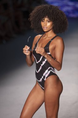 Bir model için podyum yürüyor Natasha Tonic X Summer Collection 2020 saat boyunca moda gösterisi Paraiso Swim hafta 2019 Miami Beach Paraiso pist çadır tarihinde 11 Temmuz 'da, 2019