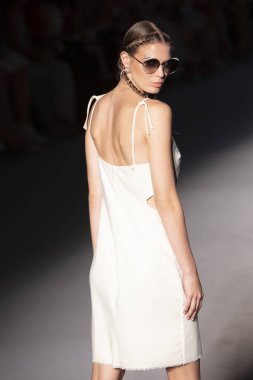 Bir model için podyum yürüyor Natasha Tonic X Summer Collection 2020 saat boyunca moda gösterisi Paraiso Swim hafta 2019 Miami Beach Paraiso pist çadır tarihinde 11 Temmuz 'da, 2019