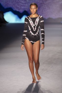 Bir model için podyum yürüyor Natasha Tonic X Summer Collection 2020 saat boyunca moda gösterisi Paraiso Swim hafta 2019 Miami Beach Paraiso pist çadır tarihinde 11 Temmuz 'da, 2019