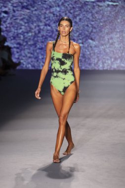 Bir model için podyum yürüyor Natasha Tonic X Summer Collection 2020 saat boyunca moda gösterisi Paraiso Swim hafta 2019 Miami Beach Paraiso pist çadır tarihinde 11 Temmuz 'da, 2019
