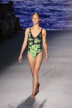 Bir model için podyum yürüyor Natasha Tonic X Summer Collection 2020 saat boyunca moda gösterisi Paraiso Swim hafta 2019 Miami Beach Paraiso pist çadır tarihinde 11 Temmuz 'da, 2019