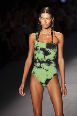 Bir model için podyum yürüyor Natasha Tonic X Summer Collection 2020 saat boyunca moda gösterisi Paraiso Swim hafta 2019 Miami Beach Paraiso pist çadır tarihinde 11 Temmuz 'da, 2019