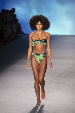 Bir model için podyum yürüyor Natasha Tonic X Summer Collection 2020 saat boyunca moda gösterisi Paraiso Swim hafta 2019 Miami Beach Paraiso pist çadır tarihinde 11 Temmuz 'da, 2019
