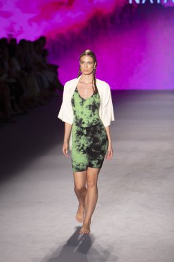 Bir model için podyum yürüyor Natasha Tonic X Summer Collection 2020 saat boyunca moda gösterisi Paraiso Swim hafta 2019 Miami Beach Paraiso pist çadır tarihinde 11 Temmuz 'da, 2019