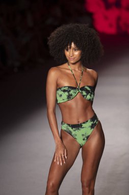 Bir model için podyum yürüyor Natasha Tonic X Summer Collection 2020 saat boyunca moda gösterisi Paraiso Swim hafta 2019 Miami Beach Paraiso pist çadır tarihinde 11 Temmuz 'da, 2019
