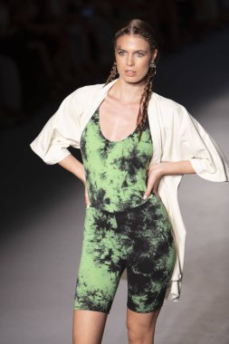 Bir model için podyum yürüyor Natasha Tonic X Summer Collection 2020 saat boyunca moda gösterisi Paraiso Swim hafta 2019 Miami Beach Paraiso pist çadır tarihinde 11 Temmuz 'da, 2019